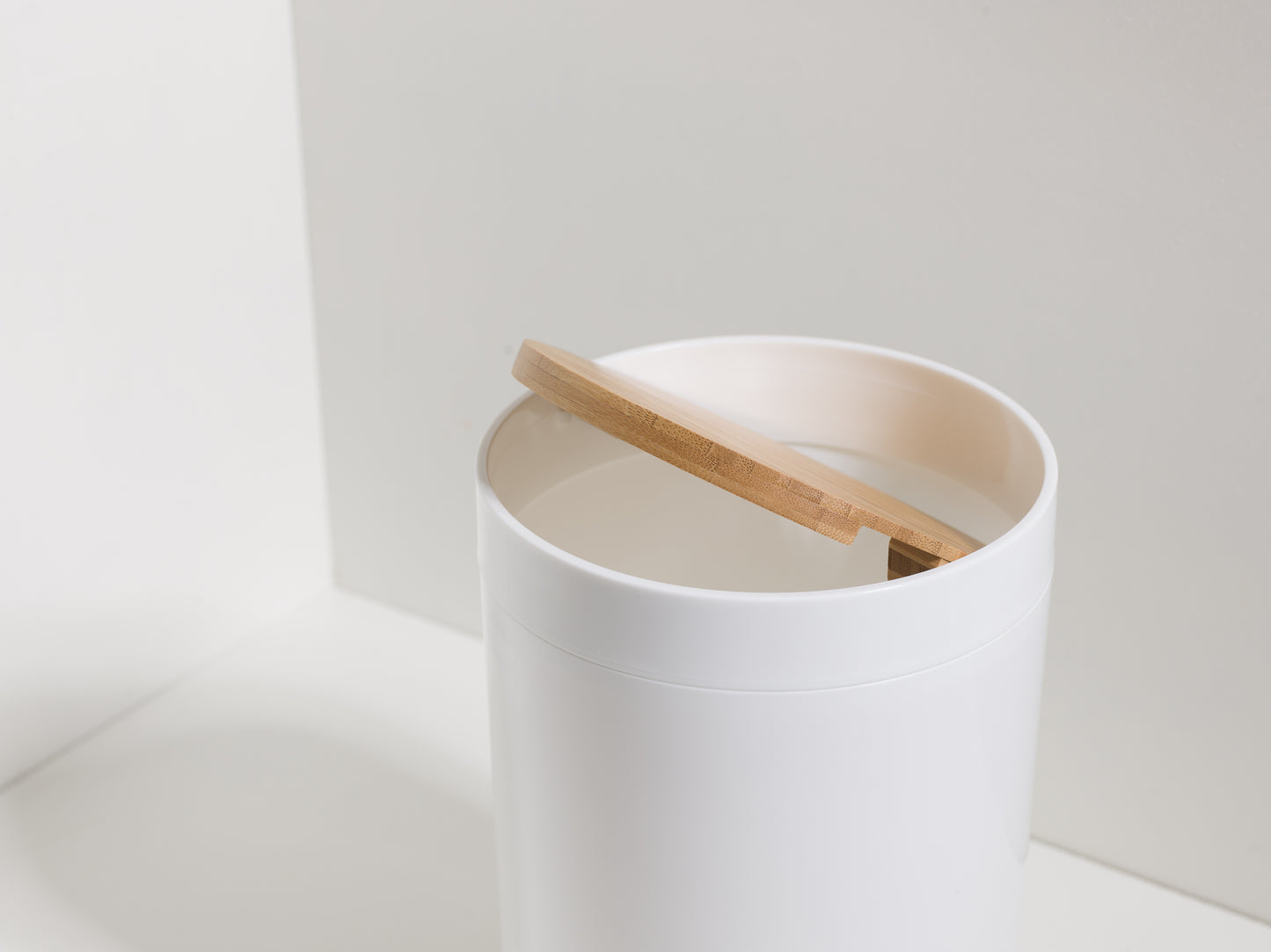 Weißer Behälter mit drehbarem Bambusdeckel
